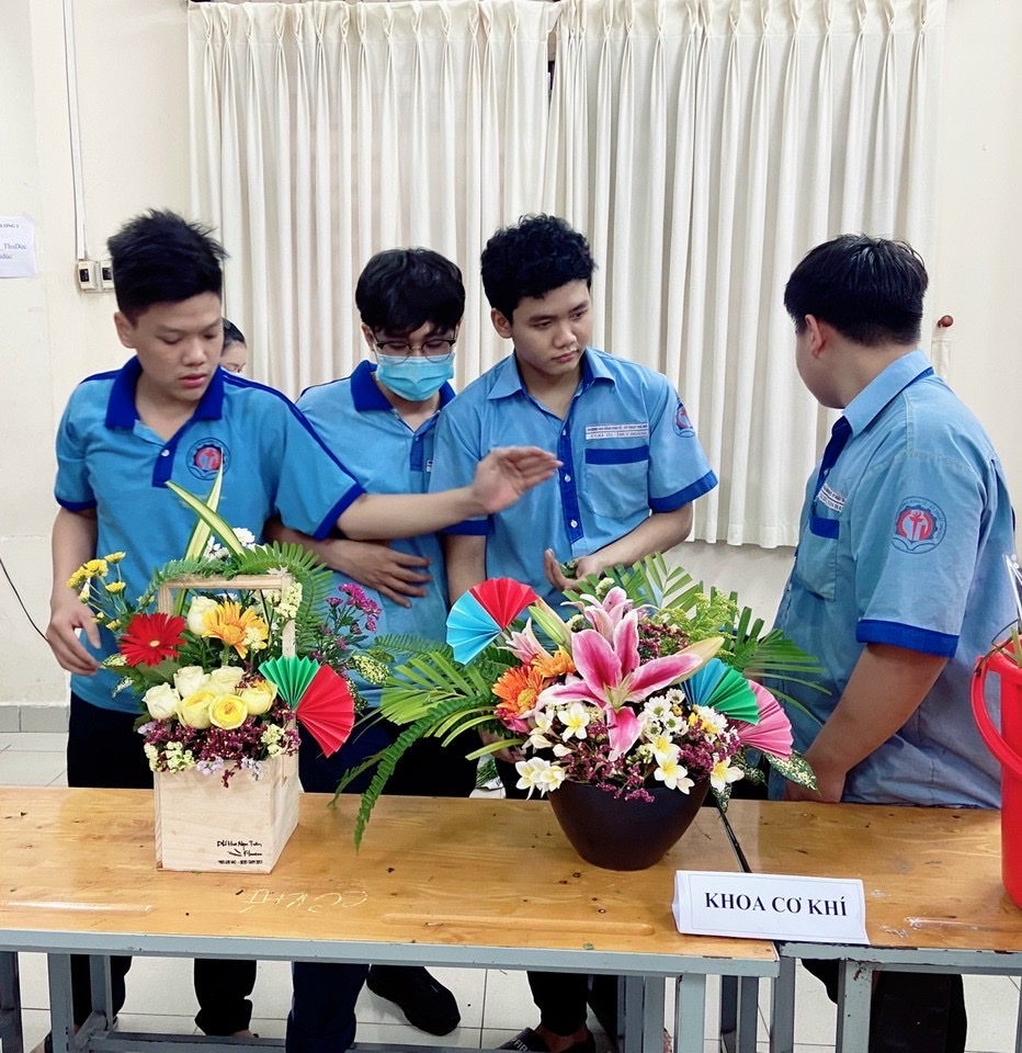 Hội thi cắm hoa chào mừng Ngày Nhà giáo Việt Nam