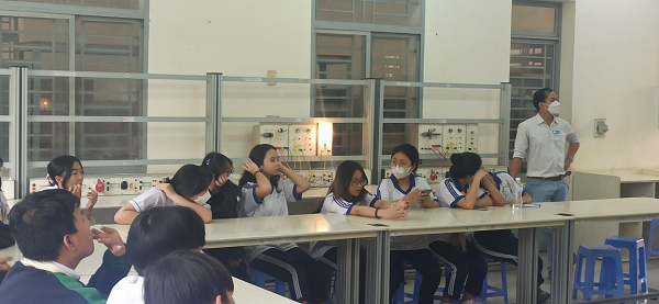 CÁC BẠN HỌC SINH CÁC TRƯỜNG TRUNG HỌC CƠ SỞ THAM QUAN HƯỚNG NGHIỆP CÁC PHÒNG THỰC  HÀNH CỦA KHOA ĐIỆN-ĐIỆN TỬ