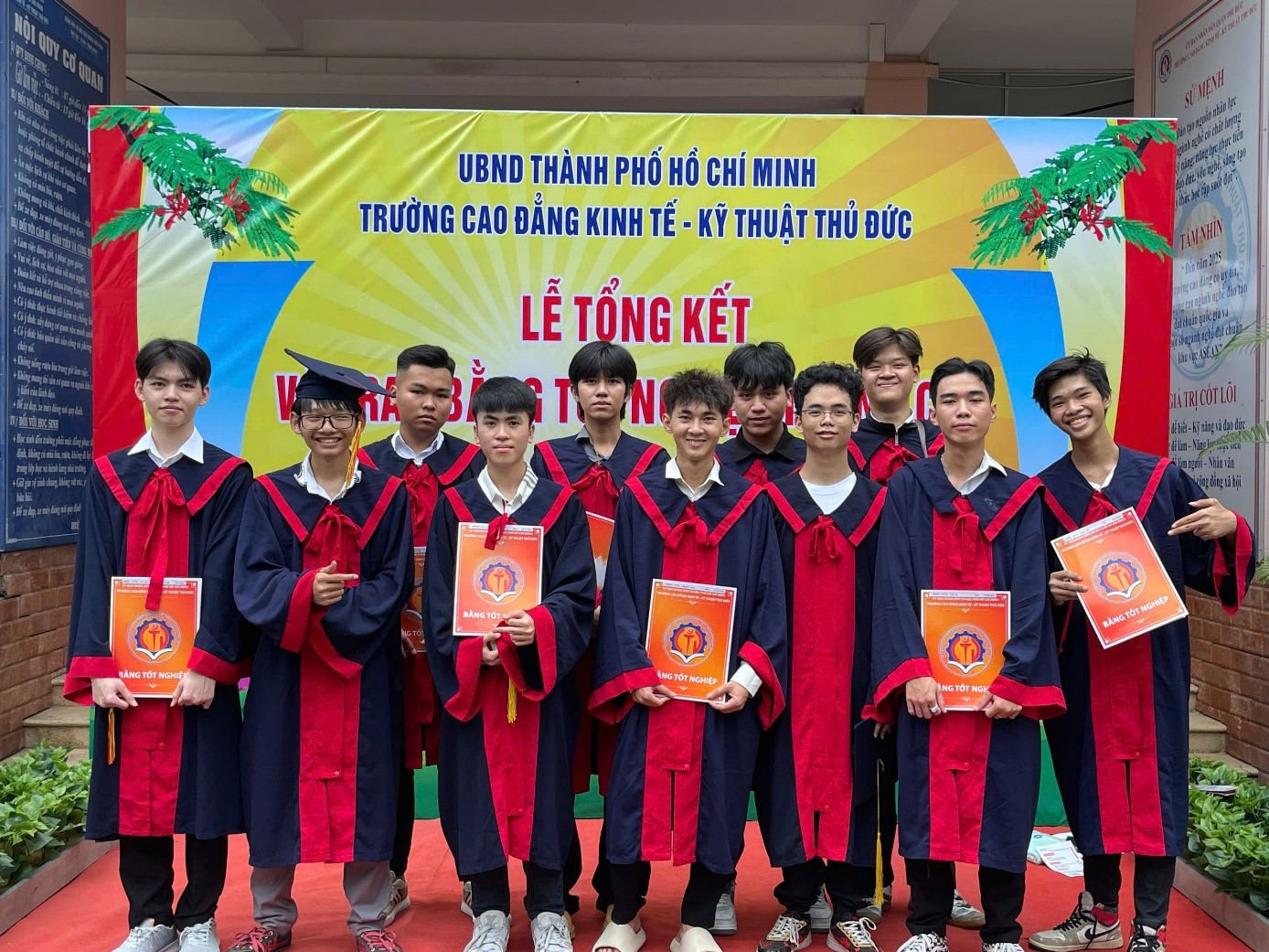 LỄ TỔNG KẾT VÀ TRAO BẰNG TỐT NGHIỆP CỦA HỌC SINH KHOA ĐIỆN - ĐIỆN TỬ
