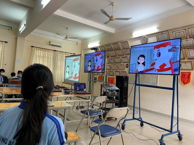 Hình ảnh phòng Quản trị thiết bị thực hiện công tác hỗ trợ họp và tham quan trực tuyến